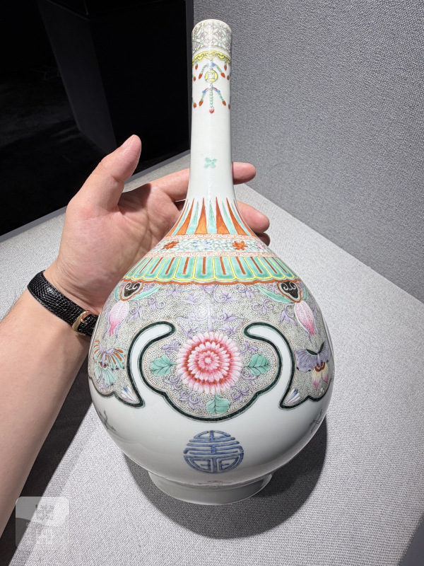 民国 粉彩如意披肩花蝶纹长颈瓶 - 图4